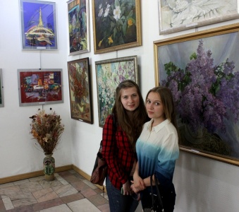 Выставка Вероники Андреевны Кочегаровой "Две двери"