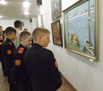 Выставку "50 лет "художке" посетили суворовцы